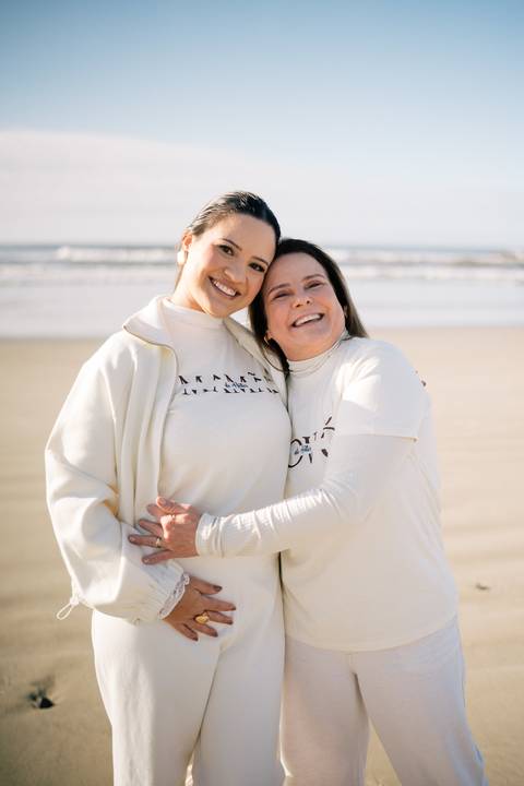 fotografo-em-osorio-litoral-norte-rio-grande-do-sul-felipe-lopes-fotografia-ensaio-de-revelação-bebê-na-praia-casal-e-família-fumaça-azul-em-atlantida-sul-osorio-gestante'
