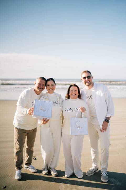 fotografo-em-osorio-litoral-norte-rio-grande-do-sul-felipe-lopes-fotografia-ensaio-de-revelação-bebê-na-praia-casal-e-família-fumaça-azul-em-atlantida-sul-osorio-gestante'