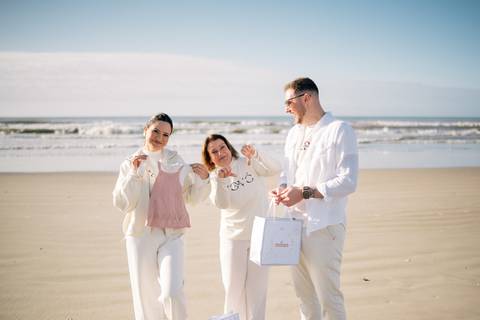 fotografo-em-osorio-litoral-norte-rio-grande-do-sul-felipe-lopes-fotografia-ensaio-de-revelação-bebê-na-praia-casal-e-família-fumaça-azul-em-atlantida-sul-osorio-gestante'
