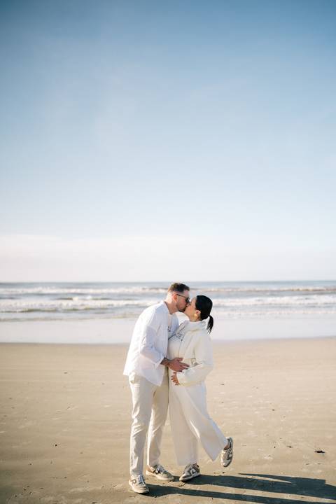 fotografo-em-osorio-litoral-norte-rio-grande-do-sul-felipe-lopes-fotografia-ensaio-de-revelação-bebê-na-praia-casal-e-família-fumaça-azul-em-atlantida-sul-osorio-gestante'
