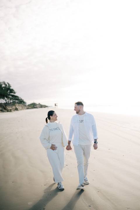 fotografo-em-osorio-litoral-norte-rio-grande-do-sul-felipe-lopes-fotografia-ensaio-de-revelação-bebê-na-praia-casal-e-família-fumaça-azul-em-atlantida-sul-osorio-gestante'