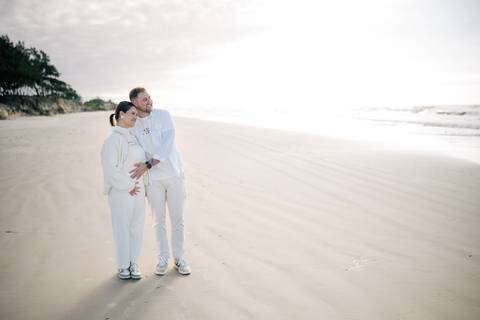 fotografo-em-osorio-litoral-norte-rio-grande-do-sul-felipe-lopes-fotografia-ensaio-de-revelação-bebê-na-praia-casal-e-família-fumaça-azul-em-atlantida-sul-osorio-gestante'