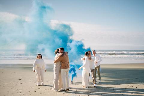 fotografo-em-osorio-litoral-norte-rio-grande-do-sul-felipe-lopes-fotografia-ensaio-de-revelação-bebê-na-praia-casal-e-família-fumaça-azul-em-atlantida-sul-osorio-gestante'