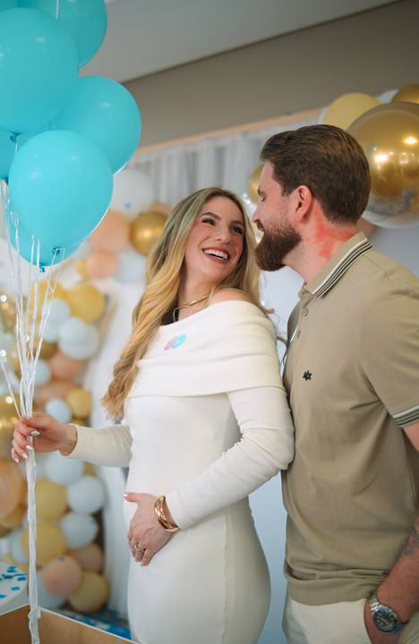 fotografo-em-osorio-litoral-norte-rio-grande-do-sul-felipe-lopes-fotografia-cha-revelacao-sexo-bebe-casal-jovem-menino-caixa-com-balao-fumaça'