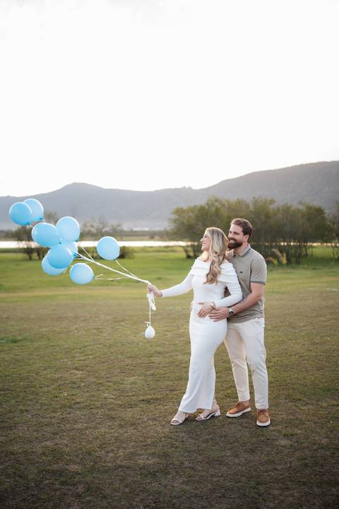 fotografo-em-osorio-litoral-norte-rio-grande-do-sul-felipe-lopes-fotografia-cha-revelacao-sexo-bebe-casal-jovem-menino-caixa-com-balao-fumaça'