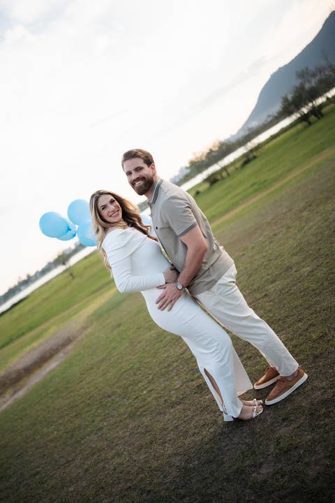 fotografo-em-osorio-litoral-norte-rio-grande-do-sul-felipe-lopes-fotografia-cha-revelacao-sexo-bebe-casal-jovem-menino-caixa-com-balao-fumaça'