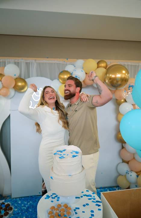 fotografo-em-osorio-litoral-norte-rio-grande-do-sul-felipe-lopes-fotografia-cha-revelacao-sexo-bebe-casal-jovem-menino-caixa-com-balao-fumaça'