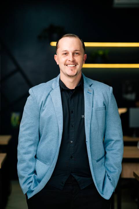 fotografo-em-osorio-litoral-norte-rio-grande-do-sul-felipe-lopes-fotografia-ensaio-empresarial-empresa-de-placa-solar-sun-frame-fotos-em-equipe-retratos-individuais-escritorio'