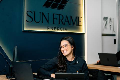 fotografo-em-osorio-litoral-norte-rio-grande-do-sul-felipe-lopes-fotografia-ensaio-empresarial-empresa-de-placa-solar-sun-frame-fotos-em-equipe-retratos-individuais-escritorio'