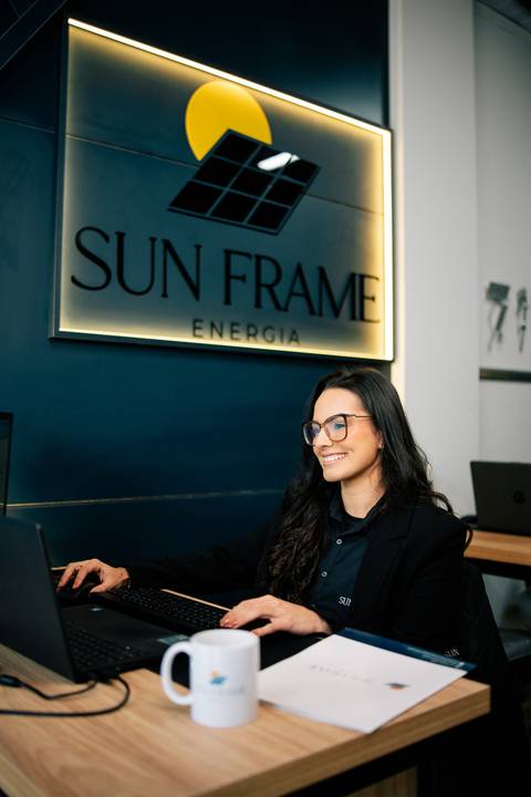 fotografo-em-osorio-litoral-norte-rio-grande-do-sul-felipe-lopes-fotografia-ensaio-empresarial-empresa-de-placa-solar-sun-frame-fotos-em-equipe-retratos-individuais-escritorio'