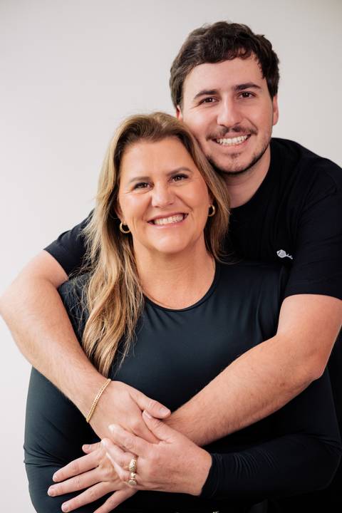 fotografo-em-osorio-litoral-norte-rio-grande-do-sul-felipe-lopes-fotografia-ensaio-de-familia-estudio-fundo-branco-clean-intimista-atemporal-espontaneo-adultos-mae-e-filha-e-filho-retratos'