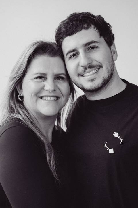 fotografo-em-osorio-litoral-norte-rio-grande-do-sul-felipe-lopes-fotografia-ensaio-de-familia-estudio-fundo-branco-clean-intimista-atemporal-espontaneo-adultos-mae-e-filha-e-filho-retratos'