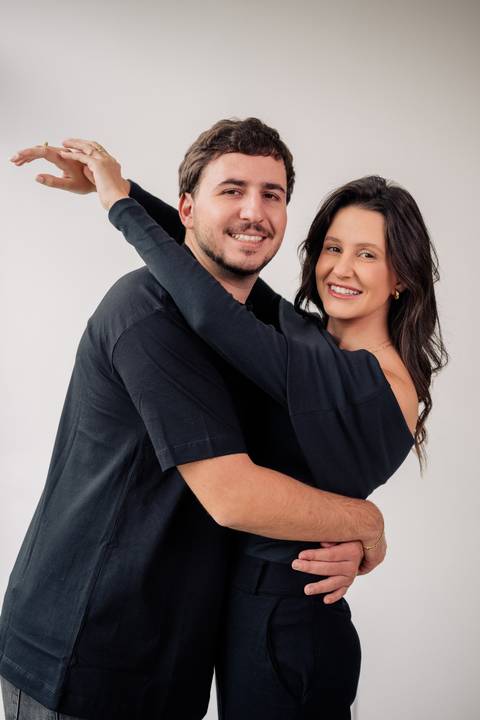 fotografo-em-osorio-litoral-norte-rio-grande-do-sul-felipe-lopes-fotografia-ensaio-de-familia-estudio-fundo-branco-clean-intimista-atemporal-espontaneo-adultos-mae-e-filha-e-filho-retratos'