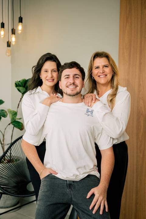 fotografo-em-osorio-litoral-norte-rio-grande-do-sul-felipe-lopes-fotografia-ensaio-de-familia-estudio-fundo-branco-clean-intimista-atemporal-espontaneo-adultos-mae-e-filha-e-filho-retratos'