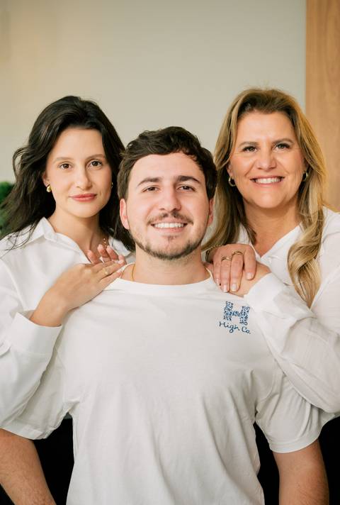 fotografo-em-osorio-litoral-norte-rio-grande-do-sul-felipe-lopes-fotografia-ensaio-de-familia-estudio-fundo-branco-clean-intimista-atemporal-espontaneo-adultos-mae-e-filha-e-filho-retratos'