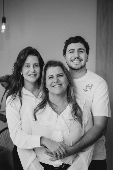 fotografo-em-osorio-litoral-norte-rio-grande-do-sul-felipe-lopes-fotografia-ensaio-de-familia-estudio-fundo-branco-clean-intimista-atemporal-espontaneo-adultos-mae-e-filha-e-filho-retratos'