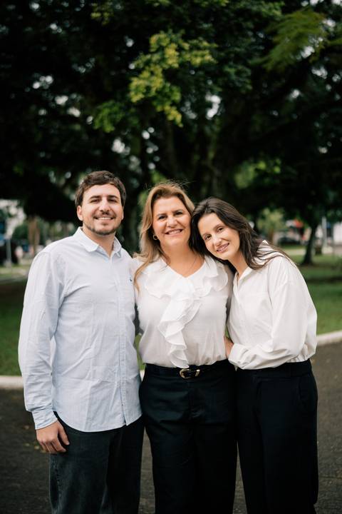 fotografo-em-osorio-litoral-norte-rio-grande-do-sul-felipe-lopes-fotografia-ensaio-de-familia-estudio-fundo-branco-clean-intimista-atemporal-espontaneo-adultos-mae-e-filha-e-filho-retratos'