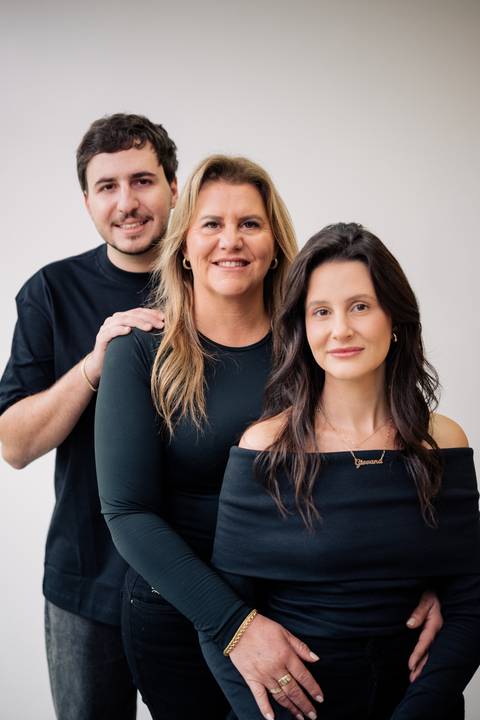 fotografo-em-osorio-litoral-norte-rio-grande-do-sul-felipe-lopes-fotografia-ensaio-de-familia-estudio-fundo-branco-clean-intimista-atemporal-espontaneo-adultos-mae-e-filha-e-filho-retratos'
