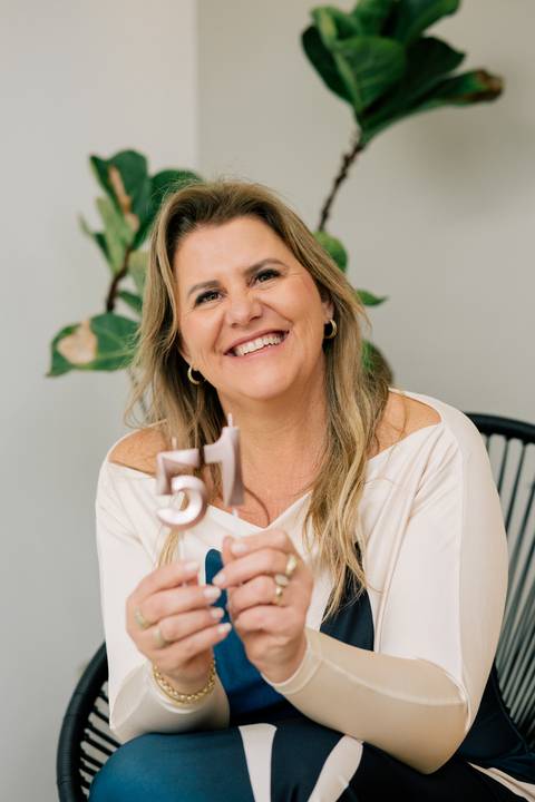 fotografo-em-osorio-litoral-norte-rio-grande-do-sul-felipe-lopes-fotografia-ensaio-de-familia-estudio-fundo-branco-clean-intimista-atemporal-espontaneo-adultos-mae-e-filha-e-filho-retratos'