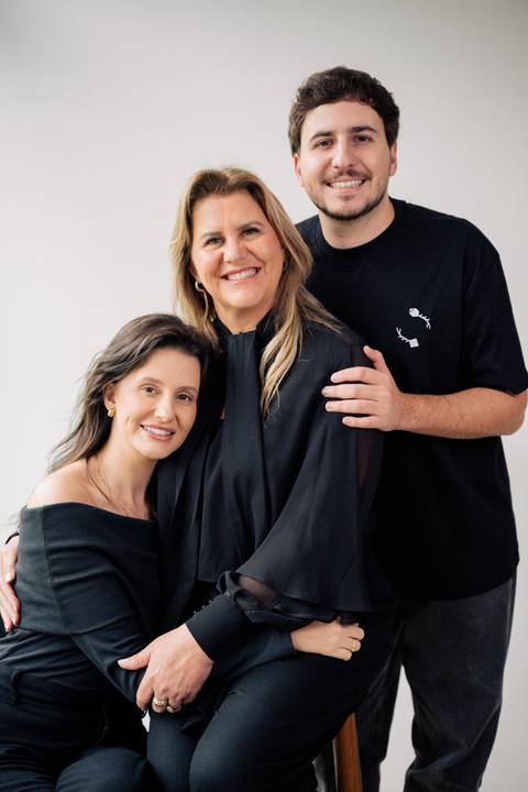 fotografo-em-osorio-litoral-norte-rio-grande-do-sul-felipe-lopes-fotografia-ensaio-de-familia-estudio-fundo-branco-clean-intimista-atemporal-espontaneo-adultos-mae-e-filha-e-filho-retratos'