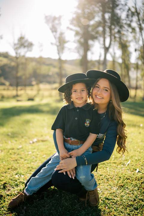 fotografo-em-osorio-litoral-norte-rio-grande-do-sul-felipe-lopes-fotografia-ensaio-de-xv-anos-quinze-no-campo-ct-guto-freire-cavalos-violino-por-do-sol-familia'