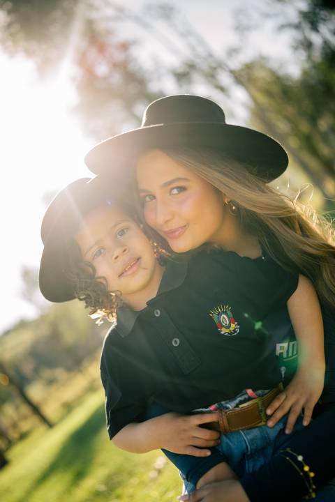 fotografo-em-osorio-litoral-norte-rio-grande-do-sul-felipe-lopes-fotografia-ensaio-de-xv-anos-quinze-no-campo-ct-guto-freire-cavalos-violino-por-do-sol-familia'