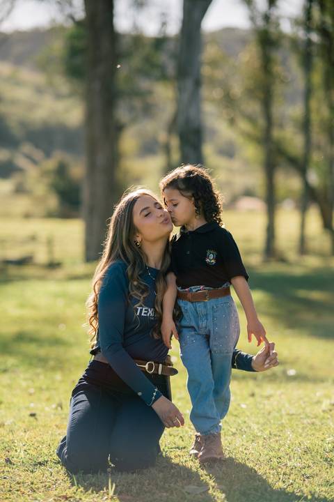 fotografo-em-osorio-litoral-norte-rio-grande-do-sul-felipe-lopes-fotografia-ensaio-de-xv-anos-quinze-no-campo-ct-guto-freire-cavalos-violino-por-do-sol-familia'