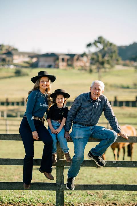 fotografo-em-osorio-litoral-norte-rio-grande-do-sul-felipe-lopes-fotografia-ensaio-de-xv-anos-quinze-no-campo-ct-guto-freire-cavalos-violino-por-do-sol-familia'