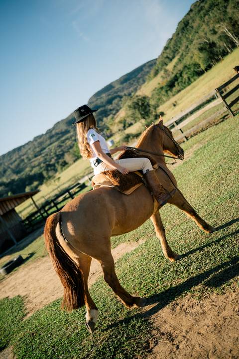 fotografo-em-osorio-litoral-norte-rio-grande-do-sul-felipe-lopes-fotografia-ensaio-de-xv-anos-quinze-no-campo-ct-guto-freire-cavalos-violino-por-do-sol-familia'
