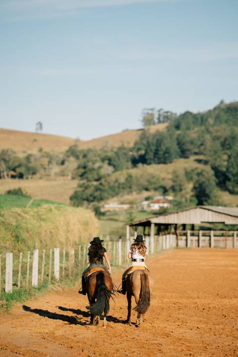 fotografo-em-osorio-litoral-norte-rio-grande-do-sul-felipe-lopes-fotografia-ensaio-de-xv-anos-quinze-no-campo-ct-guto-freire-cavalos-violino-por-do-sol-familia'