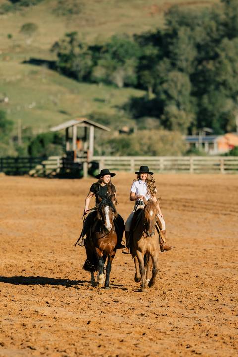 fotografo-em-osorio-litoral-norte-rio-grande-do-sul-felipe-lopes-fotografia-ensaio-de-xv-anos-quinze-no-campo-ct-guto-freire-cavalos-violino-por-do-sol-familia'