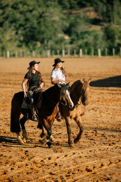fotografo-em-osorio-litoral-norte-rio-grande-do-sul-felipe-lopes-fotografia-ensaio-de-xv-anos-quinze-no-campo-ct-guto-freire-cavalos-violino-por-do-sol-familia'