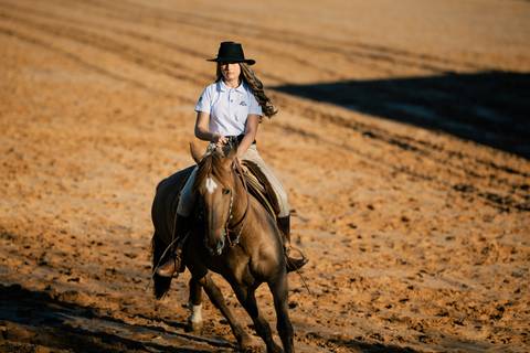 fotografo-em-osorio-litoral-norte-rio-grande-do-sul-felipe-lopes-fotografia-ensaio-de-xv-anos-quinze-no-campo-ct-guto-freire-cavalos-violino-por-do-sol-familia'