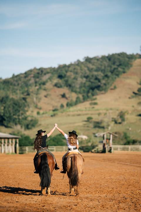 fotografo-em-osorio-litoral-norte-rio-grande-do-sul-felipe-lopes-fotografia-ensaio-de-xv-anos-quinze-no-campo-ct-guto-freire-cavalos-violino-por-do-sol-familia'