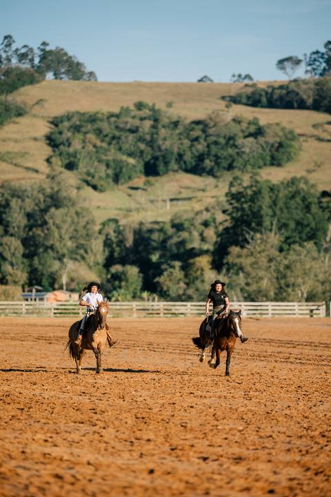 fotografo-em-osorio-litoral-norte-rio-grande-do-sul-felipe-lopes-fotografia-ensaio-de-xv-anos-quinze-no-campo-ct-guto-freire-cavalos-violino-por-do-sol-familia'