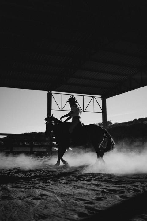 fotografo-em-osorio-litoral-norte-rio-grande-do-sul-felipe-lopes-fotografia-ensaio-de-xv-anos-quinze-no-campo-ct-guto-freire-cavalos-violino-por-do-sol-familia'