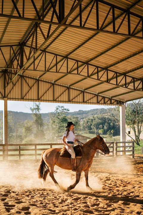 fotografo-em-osorio-litoral-norte-rio-grande-do-sul-felipe-lopes-fotografia-ensaio-de-xv-anos-quinze-no-campo-ct-guto-freire-cavalos-violino-por-do-sol-familia'