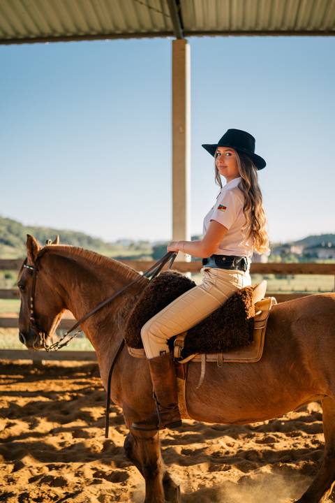 fotografo-em-osorio-litoral-norte-rio-grande-do-sul-felipe-lopes-fotografia-ensaio-de-xv-anos-quinze-no-campo-ct-guto-freire-cavalos-violino-por-do-sol-familia'