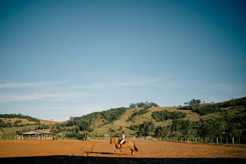 fotografo-em-osorio-litoral-norte-rio-grande-do-sul-felipe-lopes-fotografia-ensaio-de-xv-anos-quinze-no-campo-ct-guto-freire-cavalos-violino-por-do-sol-familia'