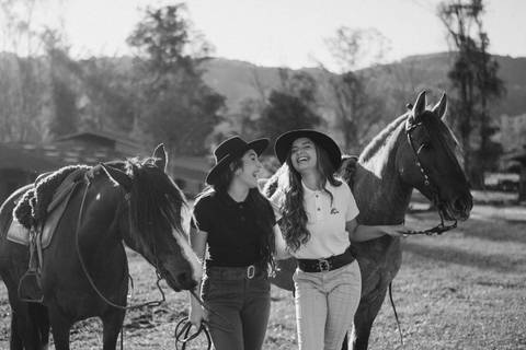 fotografo-em-osorio-litoral-norte-rio-grande-do-sul-felipe-lopes-fotografia-ensaio-de-xv-anos-quinze-no-campo-ct-guto-freire-cavalos-violino-por-do-sol-familia'
