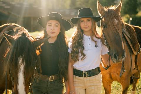 fotografo-em-osorio-litoral-norte-rio-grande-do-sul-felipe-lopes-fotografia-ensaio-de-xv-anos-quinze-no-campo-ct-guto-freire-cavalos-violino-por-do-sol-familia'