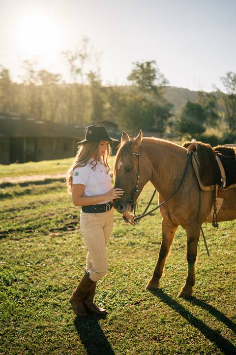 fotografo-em-osorio-litoral-norte-rio-grande-do-sul-felipe-lopes-fotografia-ensaio-de-xv-anos-quinze-no-campo-ct-guto-freire-cavalos-violino-por-do-sol-familia'