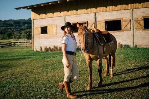 fotografo-em-osorio-litoral-norte-rio-grande-do-sul-felipe-lopes-fotografia-ensaio-de-xv-anos-quinze-no-campo-ct-guto-freire-cavalos-violino-por-do-sol-familia'