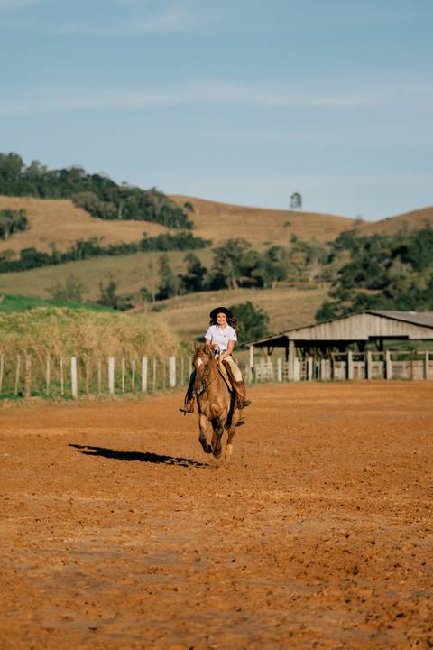 fotografo-em-osorio-litoral-norte-rio-grande-do-sul-felipe-lopes-fotografia-ensaio-de-xv-anos-quinze-no-campo-ct-guto-freire-cavalos-violino-por-do-sol-familia'