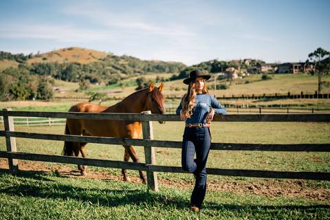 fotografo-em-osorio-litoral-norte-rio-grande-do-sul-felipe-lopes-fotografia-ensaio-de-xv-anos-quinze-no-campo-ct-guto-freire-cavalos-violino-por-do-sol-familia'