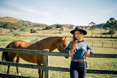 fotografo-em-osorio-litoral-norte-rio-grande-do-sul-felipe-lopes-fotografia-ensaio-de-xv-anos-quinze-no-campo-ct-guto-freire-cavalos-violino-por-do-sol-familia'
