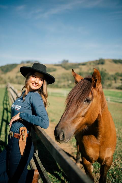 fotografo-em-osorio-litoral-norte-rio-grande-do-sul-felipe-lopes-fotografia-ensaio-de-xv-anos-quinze-no-campo-ct-guto-freire-cavalos-violino-por-do-sol-familia'