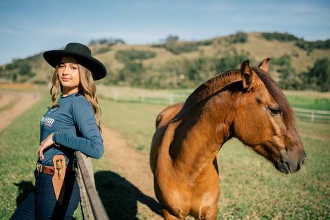fotografo-em-osorio-litoral-norte-rio-grande-do-sul-felipe-lopes-fotografia-ensaio-de-xv-anos-quinze-no-campo-ct-guto-freire-cavalos-violino-por-do-sol-familia'