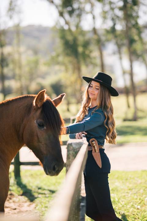 fotografo-em-osorio-litoral-norte-rio-grande-do-sul-felipe-lopes-fotografia-ensaio-de-xv-anos-quinze-no-campo-ct-guto-freire-cavalos-violino-por-do-sol-familia'