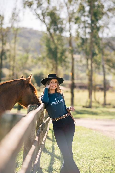 fotografo-em-osorio-litoral-norte-rio-grande-do-sul-felipe-lopes-fotografia-ensaio-de-xv-anos-quinze-no-campo-ct-guto-freire-cavalos-violino-por-do-sol-familia'